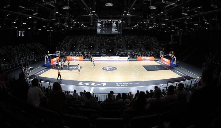 04 09 2021 Basketball Season 2021 2022 EMS Cup Preliminary Round Nürnberg Falcons Basketball Club NBC MHP RIESEN Ludwigsburg DaMa Symbol Picture Symbol Photo Feature Impression Hall Picture Hall Panorama Panorama Hall Arena Basketball Court Illuminated Kia Metropol Arena