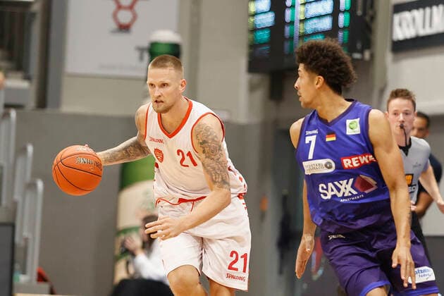 04 09 2021, Basketball, REWE Cup 2021, Preliminary Round, Phoenix Hagen s Oliver Wuerzburg, GER, Hagen, Krollmann Arena Picture f li Aigars Skele s Oliver Wuerzburg and Paul Giese Phoenix Hagen DFL REGULATIONS PROHIBIT ANY USE OF PHOTOGRAPHS AS IMAGE SEQUENCES AND OR QUASI VIDEO Copyright: HMBxMedia xHeikoxBecker