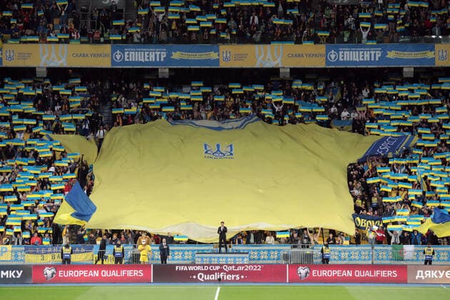 Fußball, WM Quali, Ukraine - Frankreich KYIV, UKRAINE - SEPTEMBER 4, 2021 - Fans of Ukraine hold the giant national jersey on the stands before the FIFA World Cup, WM, Weltmeisterschaft, Fussball Qatar 2022 Qualification Round UEFA Group D match against France at the NSC Olimpiyskiy, Kyiv, capital of Ukraine. Ukraine vs France in European Qualifiers match in Kyiv  Copyright: xHennadiixMinchenkox