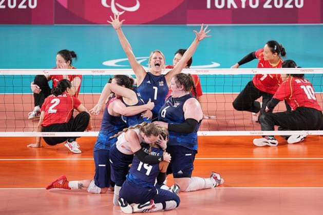 Sport Bilder des Tages (210905) -- TOKYO, Sept. 5, 2021 -- Players of the United States celebrate after the sitting volleyball women s final between China and the United States at the Tokyo 2020 Paralympic Games in Chiba, Japan, Sept. 5, 2021. ) (TOKYO2020)JAPAN-CHIBA-PARALYMPICS-SITTING VOLLEYBALL-WOMEN S FINAL XiongxQi 
