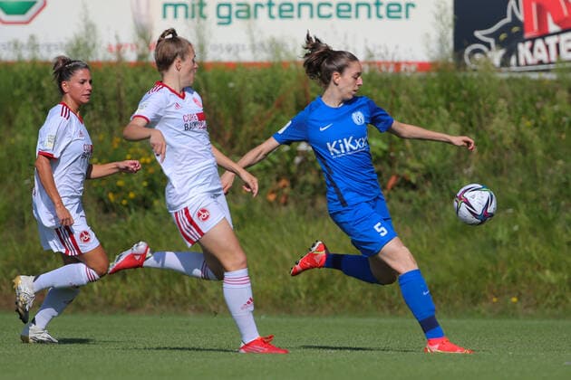 f l Jana Rippberger 1 FC Nürnberg, 17 , Amelie Thöle 1 FC Nürnberg, 12 and Bianca Becker SV Meppen, 5 in duel, duel, dynamic, action, game scene, THE DFB DIRECTIVES PROHIBIT ANY USE OF PHOTOGRAPHS AS IMAGE SEQUENCES AND OR QUASI VIDEO , 05 09 2021, Meppen Germany , Football, 2 Women Bundesliga, SV Meppen 1 FC Nürnberg xobx