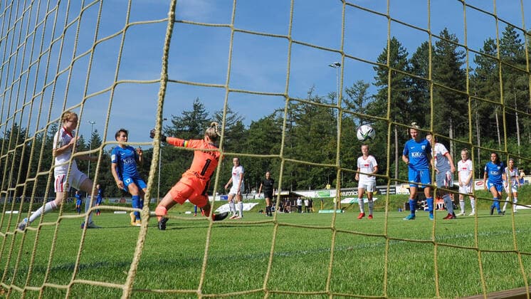 f l Hanna Sauer 1 FC Nürnberg, 19 , Goal scorer Alexandra Emmerling SV Meppen, 17 scores the goal for 1 0, Lea Paulick goalkeeper, goalkeeper, 1 FC Nürnberg, 1 , back goal, back goal camera, back goal perspective, goal net, THE DFB REGULATIONS PROHIBIT ANY USE OF PHOTOGRAPHS AS IMAGE SEQUENCES AND OR QUASI VIDEO , 05 09 2021, Meppen Germany , Football, 2 Women Bundesliga, SV Meppen 1 FC Nürnberg xobx