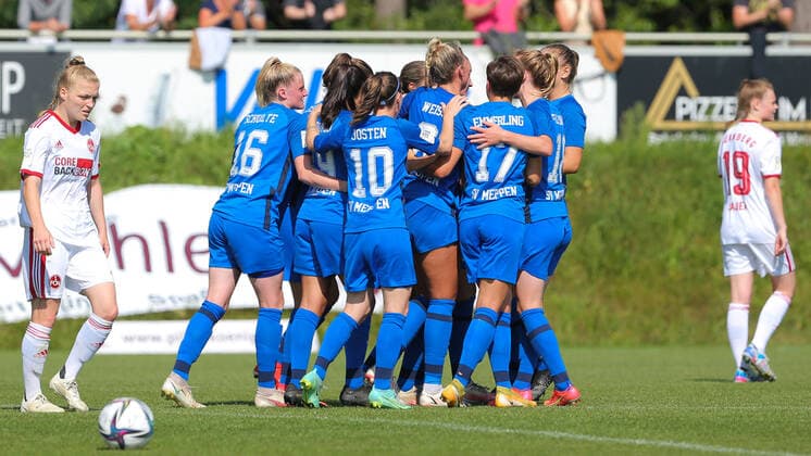 f l players from SV Meppen with goal celebration, jubilation, optimistic, game scene, highlight, joy about the goal to 2 1, THE DFB DIRECTIVES PROHIBIT ANY USE OF PHOTOGRAPHS AS IMAGE SEQUENCES AND OR QUASI VIDEO , 05 09 2021, Meppen Germany , Football, 2 Women Bundesliga, SV Meppen 1 FC Nürnberg xobx