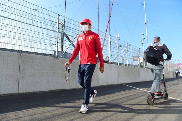Formula 1 - Dutch Grand Prix - Driver Arrival Carlos Sainz of Scuderia Mission Winnow Ferrari arrive into the paddock before race of Dutch Grand Prix, 13th round of Formula 1 World Championship, WM, Weltmeisterschaft in CM.com Circuit Zandvoort, North Holland, Netherlands, 5 September 2021 Zandvoort North Hollan Netherlands diodato-notitle210905_np3Ii  Copyright: xAndreaxDiodatox
