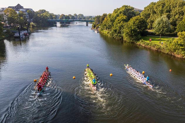 Bilder des Jahres 2021, Sport 09 September Sport Themen der Woche KW35 Drachenboot-Festival 2021, Mülheim an der Ruhr, Deutschland 5. September 2021, Mülheim an der Ruhr. Nachdem das Festival 2020 coronabedingt ganz ausgefallen war, traten beim diesjährigen Drachenboot-Festival am Wochenende des 4. und 5. Septembers wieder sportliche Teams auf der Ruhr an und kämpften um die Pokale. Das Drachenboot-Festival war 2021 ein reines Event: Zugelassen auf dem MüGa-Gelände zwischen Schloß- und Eisenbahnbrücke waren nur die angemeldeten Teammitglieder und keine Zuschauer. Veranstaltet wurde das Drachenboot-Festival von der Mülheimer Stadtmarketing und Tourismus GmbH (MST), DJK Ruhrwacht e. V., dem Mülheimer Sportbund e. V. (MSB) und dem Mülheimer SportService (MSS). *** Dragon Boat Festival 2021, Mülheim an der Ruhr, Germany 5 September 2021, Mülheim an der Ruhr After the festival in 2020 was completely cancelled due to corona, this years dragon boat festival on the weekend of 4 and 5 September again sporty teams competed on the Ruhr and fought for the cups The dragon boat festival was 2021 a pure sport event Admitted on the MüGa area between the castle and the railway bridge were only the registered team members and no spectators The dragon boat festival was organized by the Mülheimer Stadtmarketing und Tourismus GmbH MST , DJK Ruhrwacht e V , the Mülheimer Sportbund e V MSB and the Mülheimer SportService MSS
