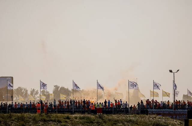 ZANDVOORT Orange smoke above the audience prior to the Dutch Grand Prix at the Zandvoort circuit REMKO DE WAAL Grand Prix xVIxANPxSportx xxANPxIVx 436898246