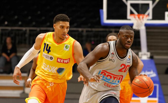 05 09 2021, Basketball, REWE Cup 2021, Match for 3rd place, Phoenix Hagen JobStairs Giessen 46er, GER, Hagen, Krollmann Arena Picture v li Karrington Ward Phoenix Hagen and Rawle Alkins Giessen 46ers DFL REGULATIONS PROHIBIT ANY USE OF PHOTOGRAPHS AS IMAGE SEQUENCES AND OR QUASI VIDEO Copyright: HMBxMedia xHeikoxBecker