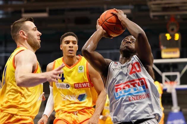 05 09 2021, Basketball, REWE Cup 2021, 3rd place match, Phoenix Hagen JobStairs Giessen 46er, GER, Hagen, Krollmann Arena Picture from left Dominik Spohr Phoenix Hagen , Karrington Ward Phoenix Hagen and Rawle Alkins Giessen 46ers DFL REGULATIONS PROHIBIT ANY USE OF PHOTOGRAPHS AS IMAGE SEQUENCES AND OR QUASI VIDEO Copyright: HMBxMedia xHeikoxBecker