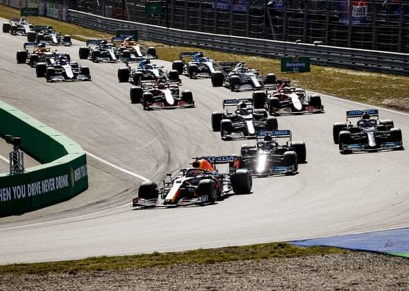 ZANDVOORT Max Verstappen Red Bull Racing followed by Lewis Hamilton Mercedes AMG Petronas Motorsport and other drivers through the Tarzan bend during the start of the Dutch Grand Prix at the Zandvoort circuit REMKO DE WAAL Grand Prix xVIxANPxSportx xxANPxIVx 436902171