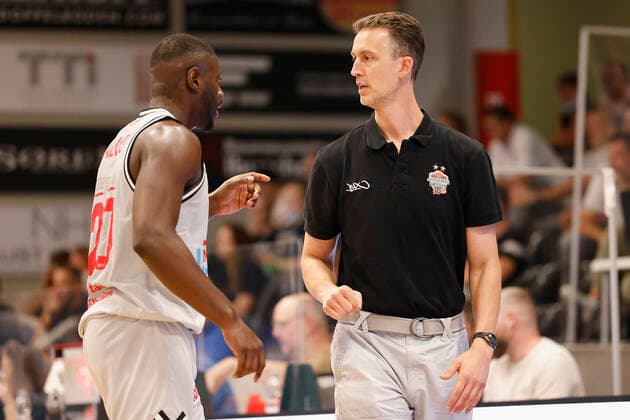 05 09 2021, Basketball, REWE Cup 2021, Match for 3rd place, Phoenix Hagen JobStairs Giessen 46er, GER, Hagen, Krollmann Arena Picture f li Rawle Alkins Giessen 46ers and coach Chris Harris Phoenix Hagen DFL REGULATIONS PROHIBIT ANY USE OF PHOTOGRAPHS AS IMAGE SEQUENCES AND OR QUASI VIDEO Copyright: HMBxMedia xHeikoxBecker
