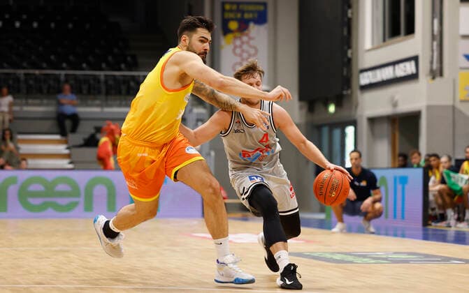 05 09 2021, Basketball, REWE Cup 2021, Match for 3rd place, Phoenix Hagen JobStairs Giessen 46er, GER, Hagen, Krollmann Arena Picture f li Marcel Keßen Phoenix Hagen and Bjarne Kraushaar Giessen 46ers DFL REGULATIONS PROHIBIT ANY USE OF PHOTOGRAPHS AS IMAGE SEQUENCES AND OR QUASI VIDEO Copyright: HMBxMedia xHeikoxBecker
