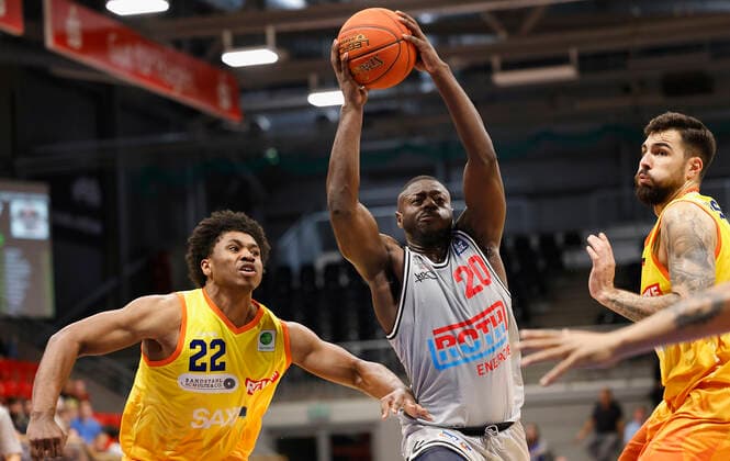 05 09 2021, Basketball, REWE Cup 2021, Match for 3rd place, Phoenix Hagen JobStairs Giessen 46er, GER, Hagen, Krollmann Arena Picture f li Marquise Moore Phoenix Hagen , Rawle Alkins Giessen 46ers and Marcel Keßen Phoenix Hagen DFL REGULATIONS PROHIBIT ANY USE OF PHOTOGRAPHS AS IMAGE SEQUENCES AND OR QUASI VIDEO Copyright: HMBxMedia xHeikoxBecker