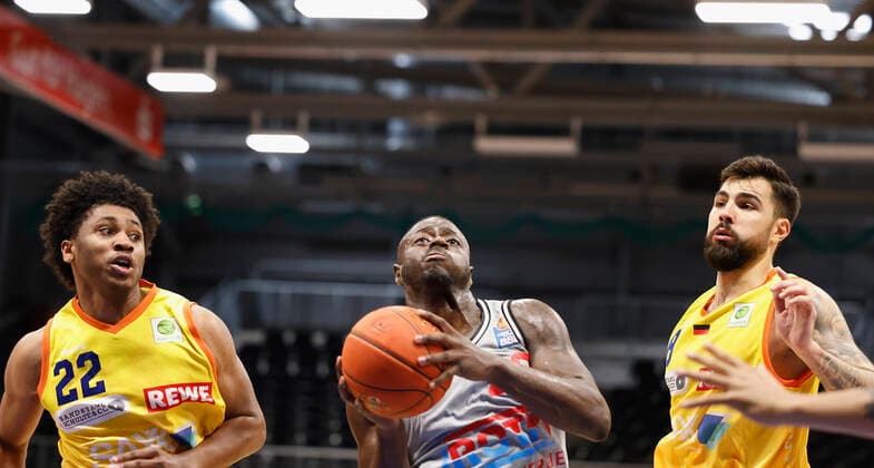 05 09 2021, Basketball, REWE Cup 2021, Match for 3rd place, Phoenix Hagen JobStairs Giessen 46er, GER, Hagen, Krollmann Arena Picture f li Marquise Moore Phoenix Hagen , Rawle Alkins Giessen 46ers and Marcel Keßen Phoenix Hagen DFL REGULATIONS PROHIBIT ANY USE OF PHOTOGRAPHS AS IMAGE SEQUENCES AND OR QUASI VIDEO Copyright: HMBxMedia xHeikoxBecker