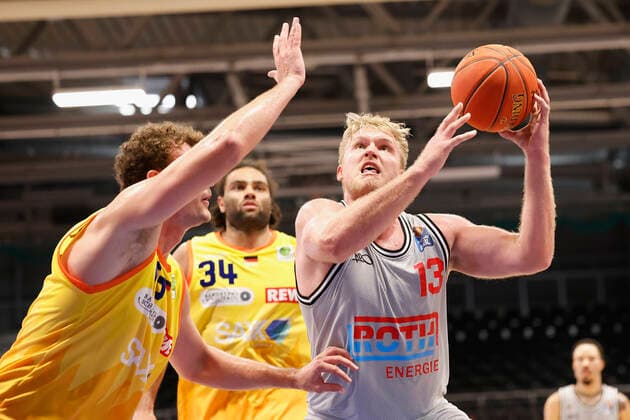05 09 2021, Basketball, REWE Cup 2021, Match for 3rd place, Phoenix Hagen JobStairs Giessen 46er, GER, Hagen, Krollmann Arena Picture from left Phillip Daubner Phoenix Hagen , Javon Baumann Phoenix Hagen and Johannes Lischka Giessen 46ers DFL REGULATIONS PROHIBIT ANY USE OF PHOTOGRAPHS AS IMAGE SEQUENCES AND OR QUASI VIDEO Copyright: HMBxMedia xHeikoxBecker