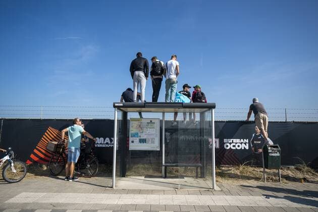ZANDVOORT Race fans outside the fences of the circuit try to catch a glimpse of the race For the first time in 36 years, the Formula 1 race Dutch Grand Prix Zandvoort will be held on circuit Zandvoort ANP JEROEN JUMELET Grand Prix xVIxANPxSportx xxANPxIVx 436906441