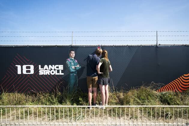 ZANDVOORT Race fans outside the fences of the circuit try to catch a glimpse of the race For the first time in 36 years, the Formula 1 race Dutch Grand Prix Zandvoort will be held on circuit Zandvoort ANP JEROEN JUMELET Grand Prix xVIxANPxSportx xxANPxIVx 436906493