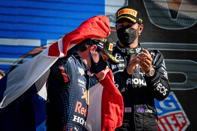 Zandvoort - 05-09-2021, CM.com Circuit Zandvoort, Formula 1 Dutch Grand Prix at the CM.com Circuit Zandvoort , Sunday , Max verstappen wins the dutch Grand Prix and walks pass Lewis Hamilton with hes dutch flag Formula 1 Dutch Grand Prix - Sunday  x13312163x Copyright:
