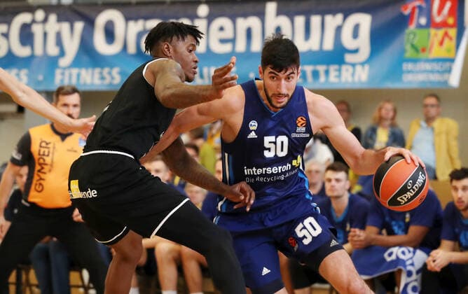Travis Taylor, Yovel Zoosman action game scene duel sports basketball test game BBL Bundesliga men season 2021 2022 05 09 2021 ALBA Berlin vs Bakken Bears