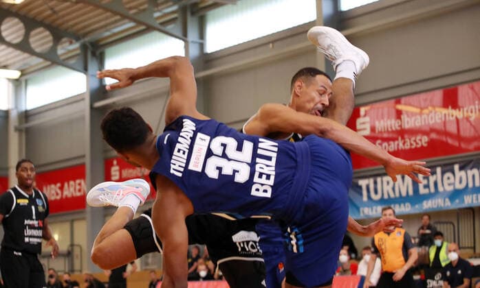 Johannes Thiemann, Ryan Evans action game scene duel sports basketball test game BBL Bundesliga men season 2021 2022 05 09 2021 ALBA Berlin vs Bakken Bears