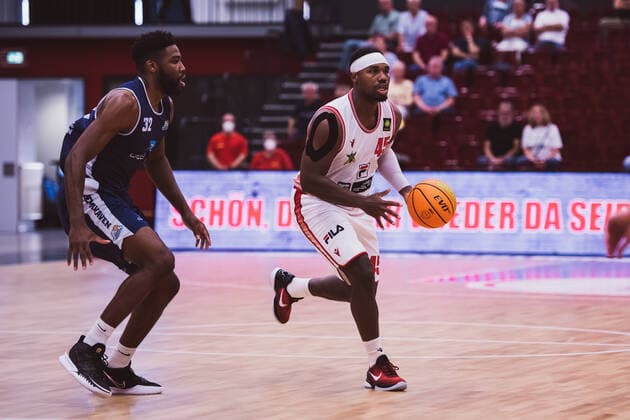Test match Artland Dragons vs Eisbaeren Bremerhaven, 05 09 2021 Demetrius Ward Artland Dragons, 45 , Daniel Laster Eisbaeren Bremerhaven, 32 Test match Artland Dragons vs Eisbaeren Bremerhaven on 05 09 2021 in Quakenbrueck Artland Arena , Germany, Copyright: xBEAUTIFULxSPORTS Neddermannx