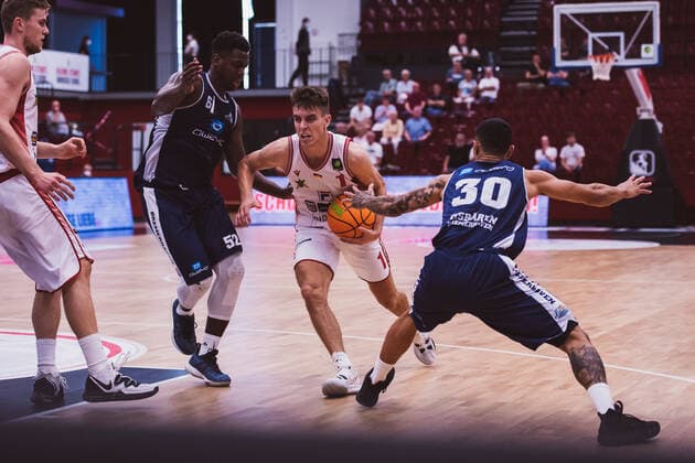 Test match Artland Dragons vs Eisbaeren Bremerhaven, 05 09 2021 Armani Moore Eisbaeren Bremerhaven, 61 , Zachary Christopher Ensminger Artland Dragons, 1 , Ethan Alvano Eisbaeren Bremerhaven, 30 Test match Artland Dragons vs Eisbaeren Bremerhaven on 05 09 2021 in Quakenbrueck Artland Arena , Germany, Copyright: xBEAUTIFULxSPORTS Neddermannx