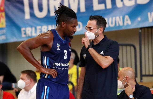 Jaleen Smith, Co Coach Thomas Päch talking Sports Basketball Test Match BBL Bundesliga Men Season 2021 2022 05 09 2021 ALBA Berlin vs Bakken Bears