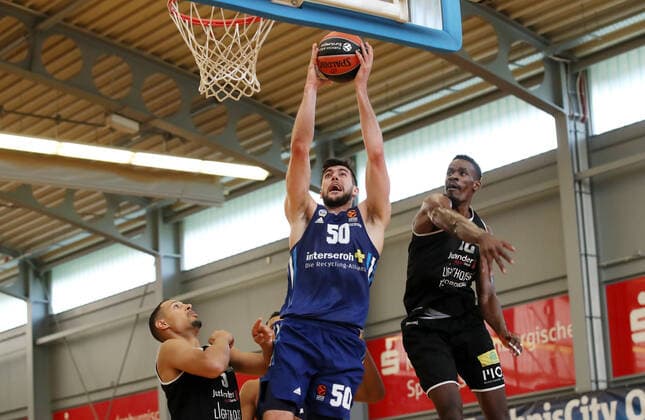 Ryan Evans, Yovel Zoosman, Tylor Ongwae Action Game Scene Duel Sports Basketball Test Game BBL Bundesliga Men Season 2021 2022 05 09 2021 ALBA Berlin vs Bakken Bears