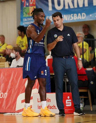 Jaleen Smith, coach Israel Gonzales talking sports basketball test match BBL Bundesliga men season 2021 2022 05 09 2021 ALBA Berlin vs Bakken Bears