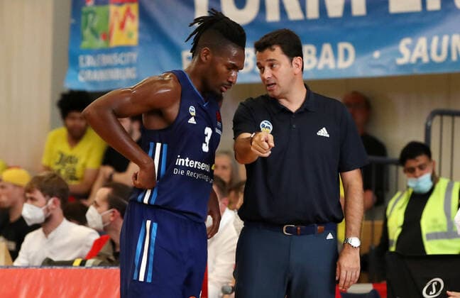 Jaleen Smith, coach Israel Gonzales talking sports basketball test match BBL Bundesliga men season 2021 2022 05 09 2021 ALBA Berlin vs Bakken Bears