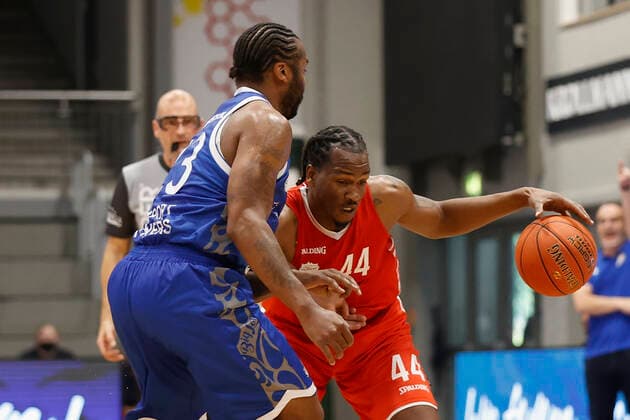 05 09 2021, Basketball, REWE Cup 2021, Final, Fraport Skyliners s Oliver Wuerzburg, GER, Hagen, Krollmann Arena Picture f li Quantez Robertson Fraport Skyliners and William Buford s Oliver Wuerzburg DFL REGULATIONS PROHIBIT ANY USE OF PHOTOGRAPHS AS IMAGE SEQUENCES AND OR QUASI VIDEO Copyright: HMBxMedia xHeikoxBecker