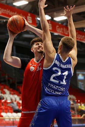 05 09 2021, Basketball, REWE Cup 2021, Final, Fraport Skyliners s Oliver Wuerzburg, GER, Hagen, Krollmann Arena Picture f li Nicolas Carvacho s Oliver Wuerzburg and Lorenz Brenneke Fraport Skyliners DFL REGULATIONS PROHIBIT ANY USE OF PHOTOGRAPHS AS IMAGE SEQUENCES AND OR QUASI VIDEO Copyright: HMBxMedia xHeikoxBecker