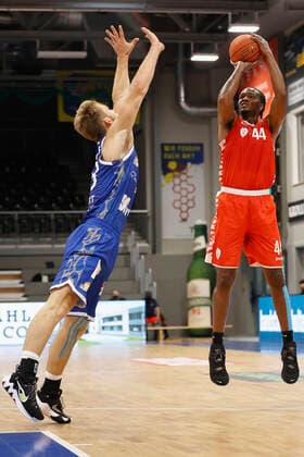 05 09 2021, Basketball, REWE Cup 2021, Final, Fraport Skyliners s Oliver Wuerzburg, GER, Hagen, Krollmann Arena Picture f li Felix Hecker Fraport Skyliners and William Buford s Oliver Wuerzburg DFL REGULATIONS PROHIBIT ANY USE OF PHOTOGRAPHS AS IMAGE SEQUENCES AND OR QUASI VIDEO Copyright: HMBxMedia xHeikoxBecker