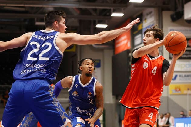 05 09 2021, Basketball, REWE Cup 2021, Final, Fraport Skyliners s Oliver Wuerzburg, GER, Hagen, Krollmann Arena Picture from left Brooks DeBisschop Fraport Skyliners , Donovan Donaldson Fraport Skyliners and Julius Boehmer s Oliver Wuerzburg DFL REGULATES PROHIBIT ANY USE OF PHOTOGRAPHS AS IMAGE SEQUENCES AND OR QUASI VIDEO Copyright: HMBxMedia xHeikoxBecker