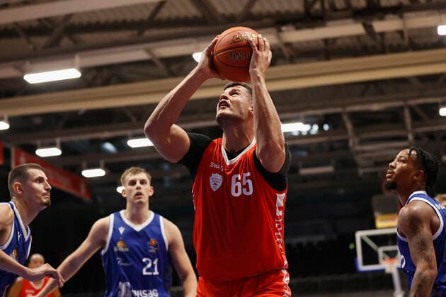 05 09 2021, Basketball, REWE Cup 2021, Final, Fraport Skyliners s Oliver Wuerzburg, GER, Hagen, Krollmann Arena Picture v li Filip Stanic s Oliver Wuerzburg DFL REGULATES PROHIBIT ANY USE OF PHOTOGRAPHS AS IMAGE SEQUENCES AND OR QUASI VIDEO Copyright: HMBxMedia xHeikoxBecker