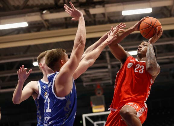05 09 2021, Basketball, REWE Cup 2021, Final, Fraport Skyliners s Oliver Wuerzburg, GER, Hagen, Krollmann Arena Picture from left Felix Hecker Fraport Skyliners , Lorenz Brenneke Fraport Skyliners and Desi Rodriguez s Oliver Wuerzburg DFL REGULATIONS PROHIBIT ANY USE OF PHOTOGRAPHS AS IMAGE SEQUENCES AND OR QUASI VIDEO Copyright: HMBxMedia xHeikoxBecker