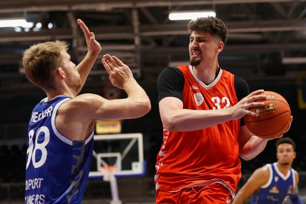 05 09 2021, Basketball, REWE Cup 2021, Final, Fraport Skyliners s Oliver Wuerzburg, GER, Hagen, Krollmann Arena Picture f li Felix Hecker Fraport Skyliners and Nicolas Carvacho s Oliver Wuerzburg DFL REGULATES PROHIBIT ANY USE OF PHOTOGRAPHS AS IMAGE SEQUENCES AND OR QUASI VIDEO Copyright: HMBxMedia xHeikoxBecker