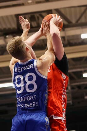 05 09 2021, Basketball, REWE Cup 2021, Final, Fraport Skyliners s Oliver Wuerzburg, GER, Hagen, Krollmann Arena Picture f li Felix Hecker Fraport Skyliners and Nicolas Carvacho s Oliver Wuerzburg DFL REGULATES PROHIBIT ANY USE OF PHOTOGRAPHS AS IMAGE SEQUENCES AND OR QUASI VIDEO Copyright: HMBxMedia xHeikoxBecker