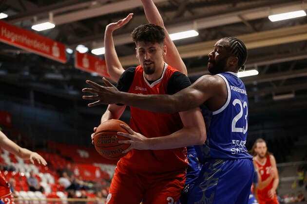 05 09 2021, Basketball, REWE Cup 2021, Final, Fraport Skyliners s Oliver Wuerzburg, GER, Hagen, Krollmann Arena Picture f li Nicolas Carvacho s Oliver Wuerzburg and Quantez Robertson Fraport Skyliners DFL REGULATIONS PROHIBIT ANY USE OF PHOTOGRAPHS AS IMAGE SEQUENCES AND OR QUASI VIDEO Copyright: HMBxMedia xHeikoxBecker