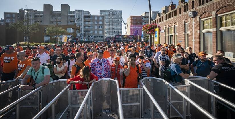 ZANDVOORT Race fans are briefly stopped at the NS station to prevent the platforms from getting too crowded For the first time in 36 years, the Formula 1 race Dutch Grand Prix Zandvoort was held on circuit Zandvoort ANP JEROEN JUMELET Grand Prix xVIxANPxSportx xxANPxIVx 436912873