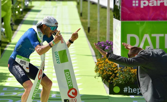 Bilder des Jahres 2021, Sport 09 September Sport Themen der Woche KW35 Sport Bilder des Tages 05.09.2021 -Triathlon - 2021 - DATEV Challenge Roth 2021 - Sportfoto Zink OGo - Lange Patrick (5, Team Erdinger Alkoholfrei DSW Darmstadt ) 1.Platz im Ziel 07:19:19 Jubel Freude Felix Walchshöfer (Geschäftsführer, TEAMCHALLENGE GmbH) *** 05 09 2021 Triathlon 2021 DATEV Challenge Roth 2021 Sportfoto Zink OGo Lange Patrick 5, Team Erdinger Alkoholfrei DSW Darmstadt 1 place at the finish line 07 19 19 Jubel Freude Felix Walchshöfer Managing Director, TEAMCHALLENGE GmbH