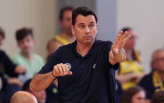 Coach Israel Gonzales pointing, gesturing action upper body upper body sports basketball test game BBL Bundesliga men season 2021 2022 05 09 2021 ALBA Berlin vs Bakken Bears