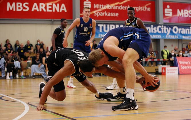 Ryan Evans, Luke Sikma action game scene duel sports basketball test game BBL Bundesliga men season 2021 2022 05 09 2021 ALBA Berlin vs Bakken Bears