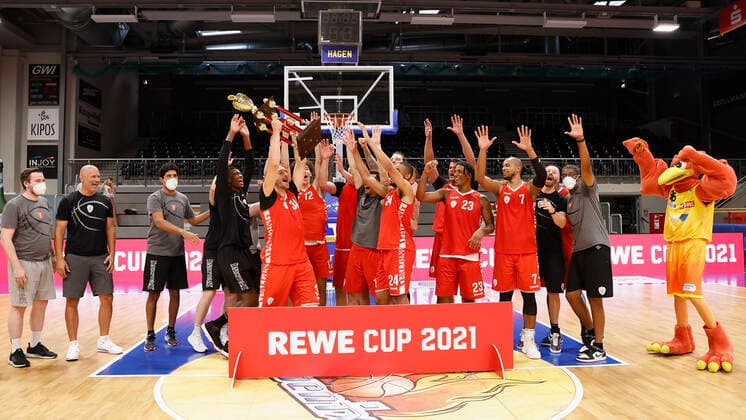 05 09 2021, Basketball, REWE Cup 2021, Final, Fraport Skyliners s Oliver Wuerzburg, GER, Hagen, Krollmann Arena Picture f li Winner REWE Cup 2021, s Oliver Wuerzburg DFL REGULATES PROHIBIT ANY USE OF PHOTOGRAPHS AS IMAGE SEQUENCES AND OR QUASI VIDEO Copyright: HMBxMedia xHeikoxBecker