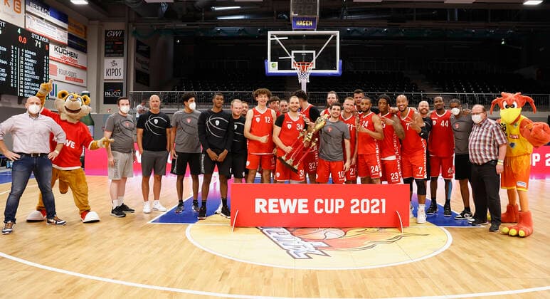 05 09 2021, Basketball, REWE Cup 2021, Final, Fraport Skyliners s Oliver Wuerzburg, GER, Hagen, Krollmann Arena Picture f li Winner REWE Cup 2021, s Oliver Wuerzburg DFL REGULATES PROHIBIT ANY USE OF PHOTOGRAPHS AS IMAGE SEQUENCES AND OR QUASI VIDEO Copyright: HMBxMedia xHeikoxBecker