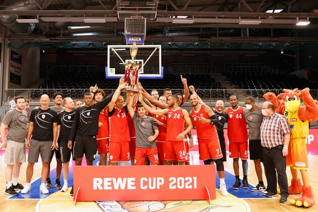 05 09 2021, Basketball, REWE Cup 2021, Final, Fraport Skyliners s Oliver Wuerzburg, GER, Hagen, Krollmann Arena Picture f li Winner REWE Cup 2021, s Oliver Wuerzburg DFL REGULATES PROHIBIT ANY USE OF PHOTOGRAPHS AS IMAGE SEQUENCES AND OR QUASI VIDEO Copyright: HMBxMedia xHeikoxBecker
