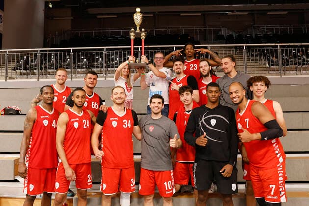 05 09 2021, Basketball, REWE Cup 2021, Final, Fraport Skyliners s Oliver Wuerzburg, GER, Hagen, Krollmann Arena Picture f le Winner REWE Cup 2021, s Oliver Wuerzburg with Fans DFL REGULATIONS PROHIBIT ANY USE OF PHOTOGRAPHS AS IMAGE SEQUENCES AND OR QUASI VIDEO Copyright: HMBxMedia xHeikoxBecker