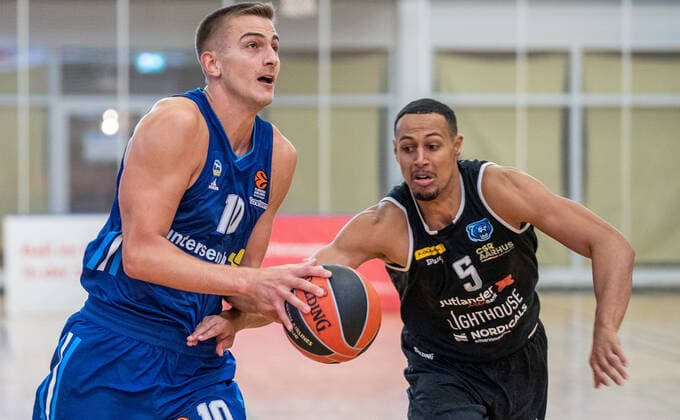 Oranienburg, 05 09 21, Basketball Test Games, ALBA Berlin Bakken Bears, MBS Arena Oranienburg ALBAs Tim Schneider l fights against Ryan Evans of Bakken Bears for the ball ALBA Berlin Bakken Bears