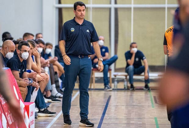 Oranienburg, 05 09 21, Basketball Test Games, ALBA Berlin Bakken Bears, MBS Arena Oranienburg ALBAs head coach Israel Gonzalez follows his first game as coach of the Berlin basketball team ALBA Berlin Bakken Bears