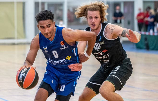 Oranienburg, 05 09 21, Basketball test games, ALBA Berlin Bakken Bears, MBS Arena Oranienburg ALBAs Maodo Lo l fights against Thomas Laerke of Bakken Bears for the ball ALBA Berlin Bakken Bears