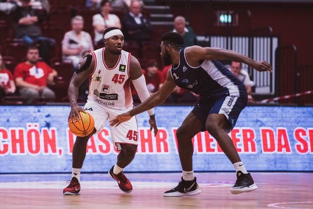 Test match Artland Dragons vs Eisbaeren Bremerhaven, 05 09 2021 Demetrius Ward Artland Dragons, 45 , Daniel Laster Eisbaeren Bremerhaven, 32 Test match Artland Dragons vs Eisbaeren Bremerhaven on 05 09 2021 in Quakenbrueck Artland Arena , Germany, Copyright: xBEAUTIFULxSPORTS Neddermannx
